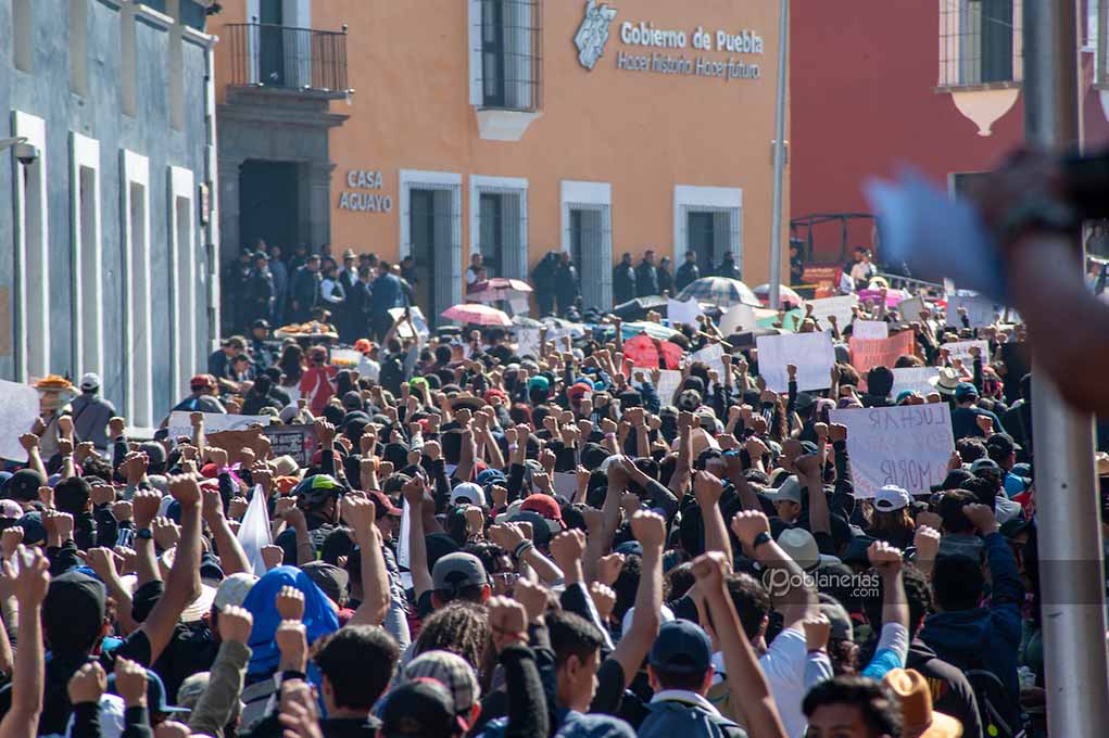 Más de 150 mil jóvenes universitarios marcharon en la ciudad de Puebla, México; en protesta por la inseguridad en la entidad y por el asesinato de 3 estudiantes y un conductor de Uber el 23 de febrero en Huejotzingo.